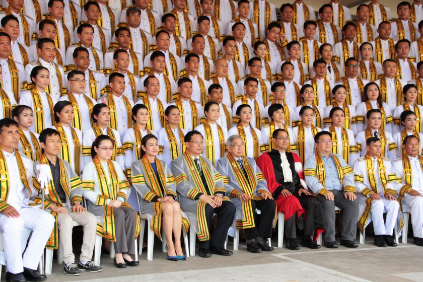 08 พิธีพระราชทานปริญญาบัตร มหาวิทยาลัยสุโขทัยธรรมาธิราช ประจำปีการศึกษา 2557 ซ้อมใหญ่ วันที่ 25 กันยายน 2559